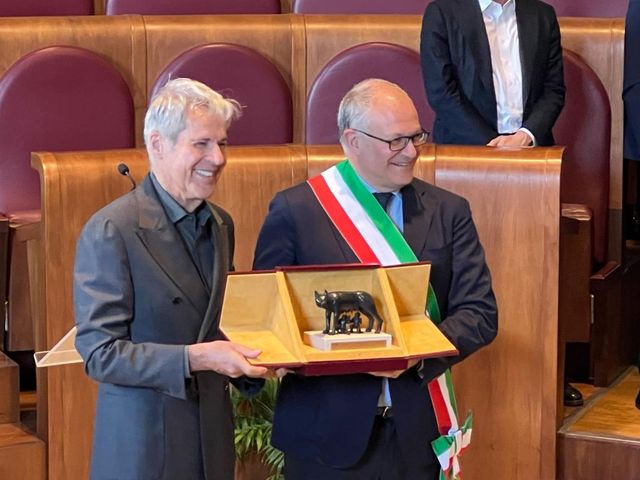 Claudio Baglioni riceve la Lupa capitolina e duetta con il sindaco Gualtieri
