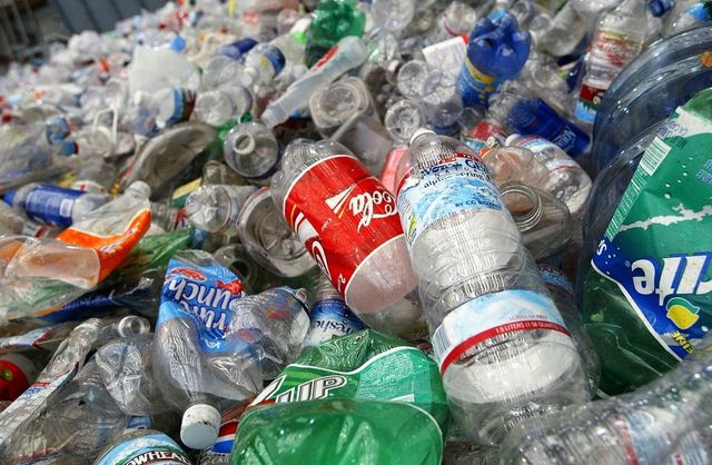 Parlamentul renunță la sticle de plastic