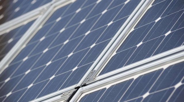 Commissione Ue propone obbligo di pannelli solari su tutti gli edifici entro il 2025