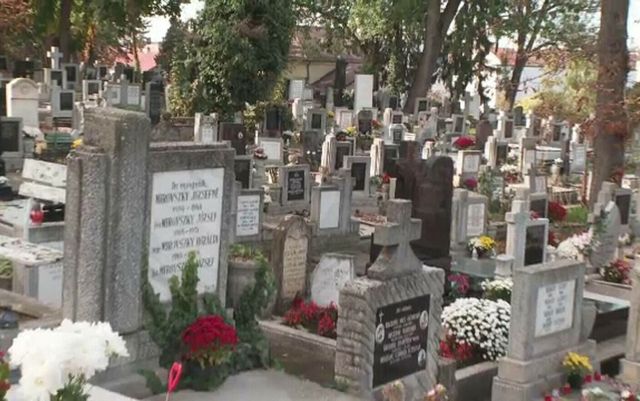 Un politist din Botosani s-a sinucis pe mormantul fiicei sale - Astazi ar fi fost ziua de nume a fetei