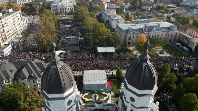 Peste 200.000 de oameni au trecut pe la racla cu moaștele Sfintei Cuvioase Parascheva