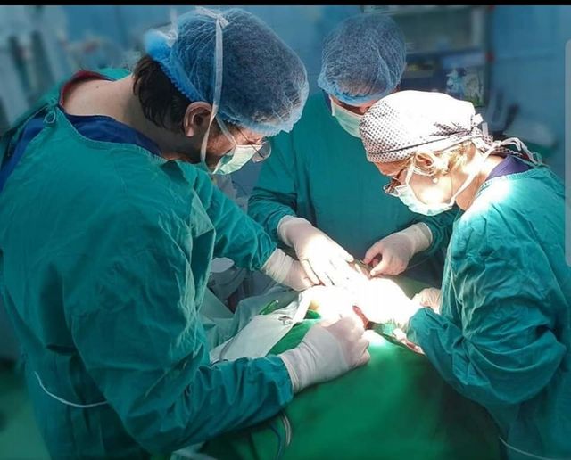 Intervenție chirurgicală șocantă la un spital din Iași! Medicii au descoperit zeci de viermi care mâncau din ochiul unei femei