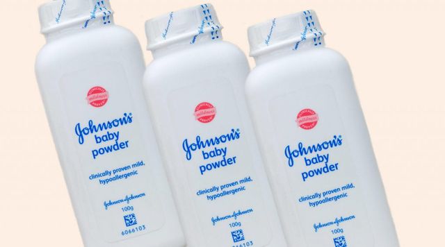 Johnson&Johnson recheamă peste 30.000 de sticle de pudră de bebeluși posibil contaminate cu azbest