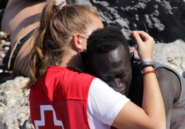 Muere el senegalés cuyo abrazo con una voluntaria de la Cruz Roja fue símbolo de la crisis migratoria