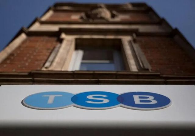 Banco Santander presenta oferta vinculante por TSB a Banco Sabadell