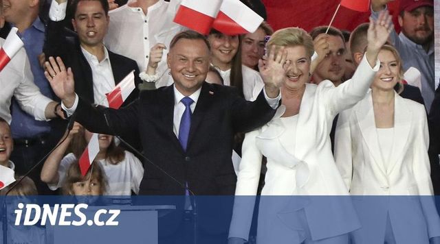 Podle odhadů prezidentské volby v Polsku těsně vyhrál Duda