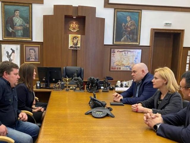 Гешев се срещна с родителите на момчето, съблечено в автобус