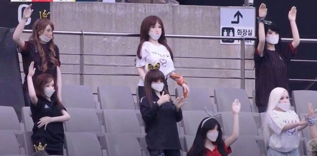 Corea del Sud, bambole gonfiabili sugli spalti di uno stadio al posto dei tifosi