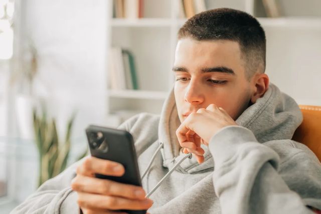 Batería baja, vibración fantasma... los síndromes tecnológicos que 'atacan' más a los jóvenes