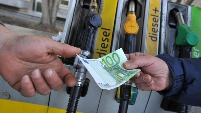 Ripartono i rincari, benzina al servito sfonda 2,5 euro