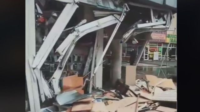Un șofer băut a intrat cu mașina într-un magazin din Târgu-Jiu
