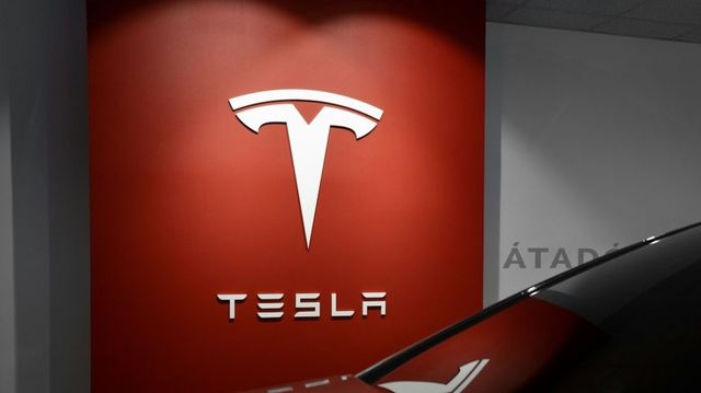Centre cuts import duty on electric cars in lieu of local manufacturing
