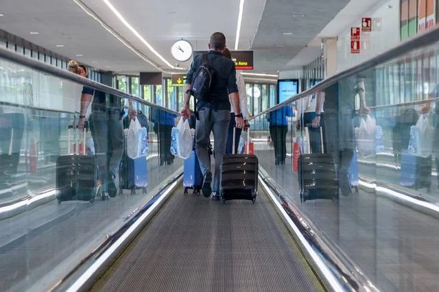 La justicia frena las multas de Comsumo a las aerolíneas 'low cost' por cobrar por el equipaje de mano