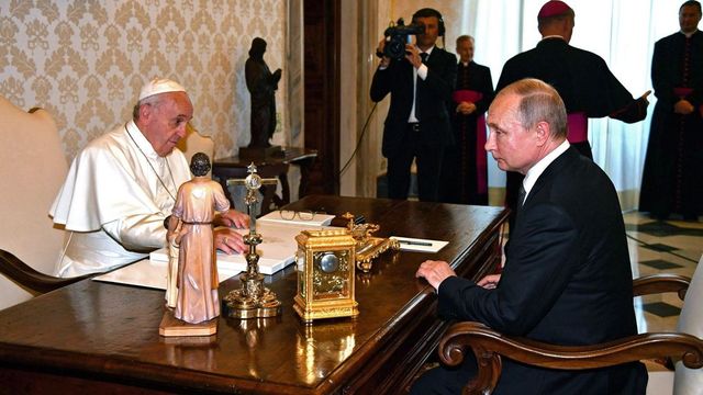 Majdnem egy órás volt Ferenc pápa és Vlagyimir Putyin találkozója