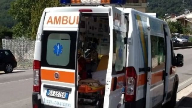 Camion investe operai mentre lavorano, un morto e due feriti