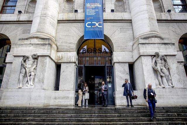 Piazza Affari risale con Ftse Mib in crescita e spread Btp-Bund in calo