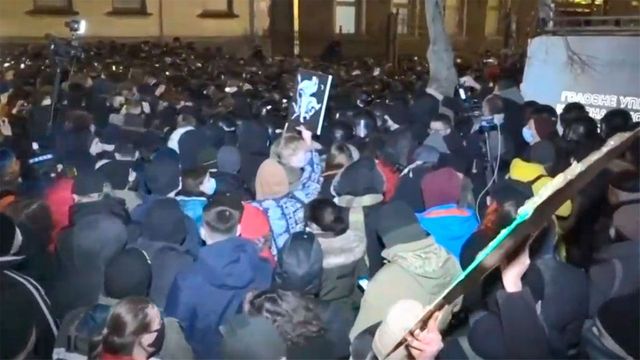 Возле офиса Зеленского идут столкновения митингующих с силовиками