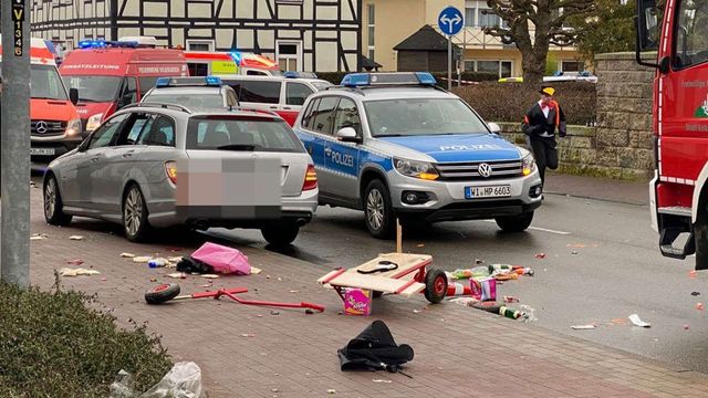Un necunoscut a intrat cu mașina peste participanții la un carnaval din Germania
