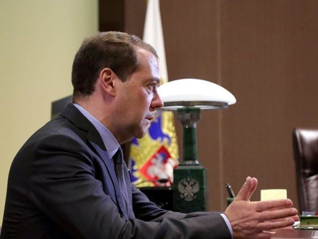 Медведев сообщил о повышении до 10 тысяч рублей пособия на детей