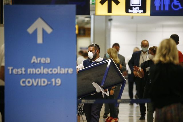 Coronavirus a Napoli, tamponi obbligatori a Capodichino per i passeggeri provenienti da Croazia, Grecia, Malta e Spagna