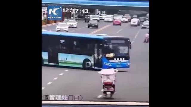 Cel puțin 21 de liceeni după ce un autobuz a plonjat într-un lac din China