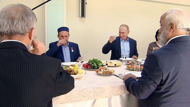 Путин выполнил обещание и выпил рюмку водки с ополченцами в Дагестане