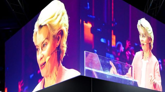 Egyelőre nem függeszti fel Várhelyi Olivért a kémkedési botrány miatt Ursula von der Leyen, de beszélni akar vele