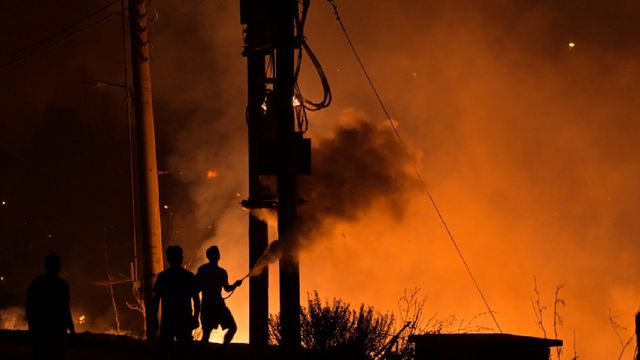 Atena, în flăcări: Zeci de clădiri avariate grav sau distruse, iar mii de oameni și-au părăsit locuințele