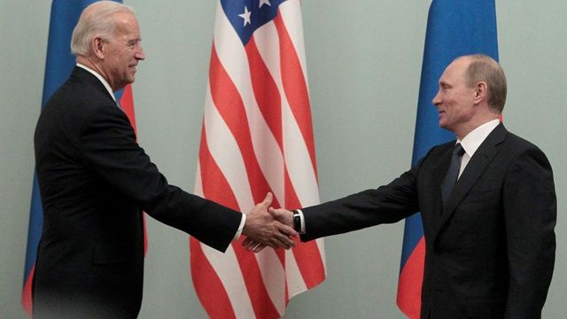 Biden uvalí nové sankce proti Rusku za kybernetické útoky a vměšování se do voleb