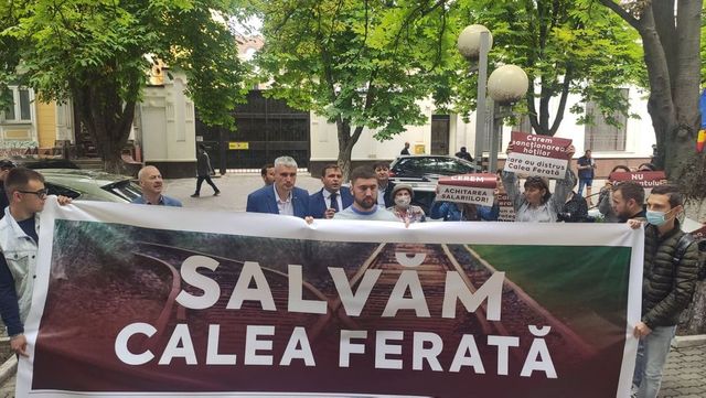 Protest la Calea Ferată a Moldovei: „Angajații nu-și văd salariile, iar șefii stau cu milioane acasă și în oficii”