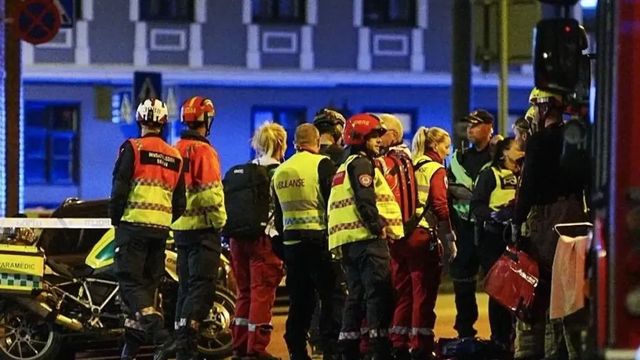 Videón, ahogy egy mentős fejbe rúg egy hordágyon fekvő férfit a hatvani vasútállomáson