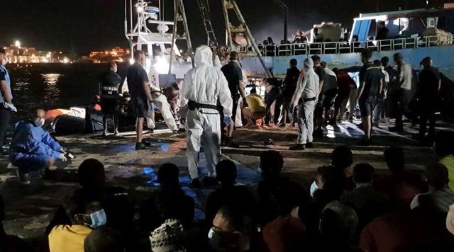 Ondata di sbarchi a Lampedusa, sono arrivati 433 migranti in poche ore