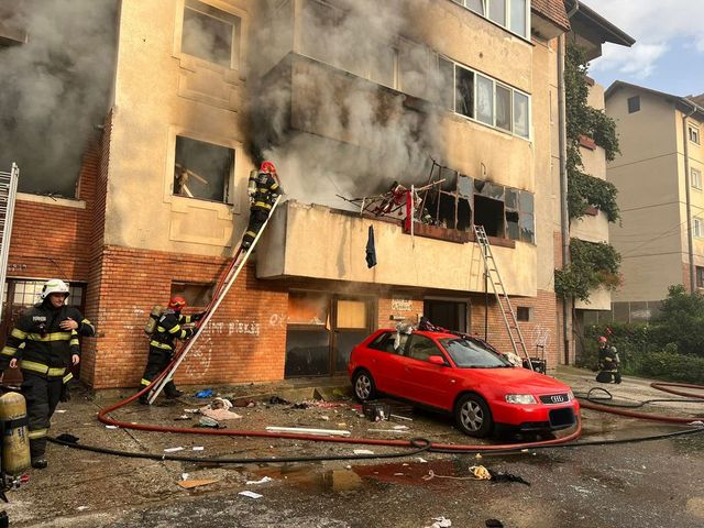Explozie la un apartament de la parterul unui bloc din Sibiu. Zeci de oameni au fost evacuați