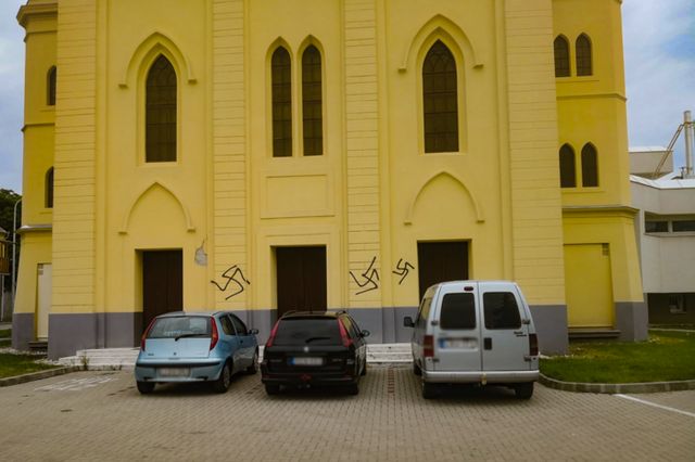 Horogkereszteket festettek a tapolcai zsinagógára és a helyi Fidesz irodára