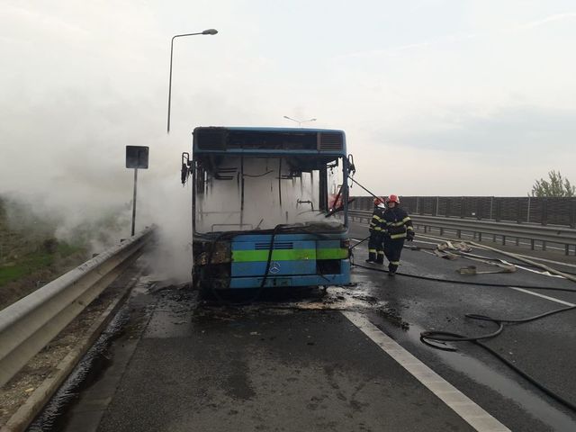 Un autobuz care mergea pe autostrada Arad - Timișoara a luat foc
