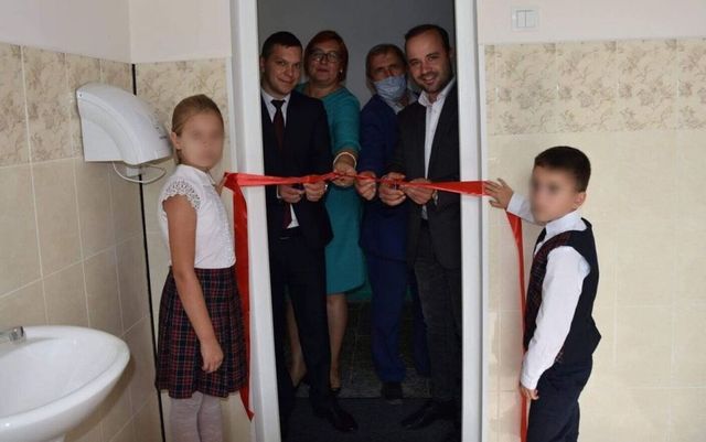Toaleta unei școli din Republica Moldova a fost inaugurată cu tăiere de panglică