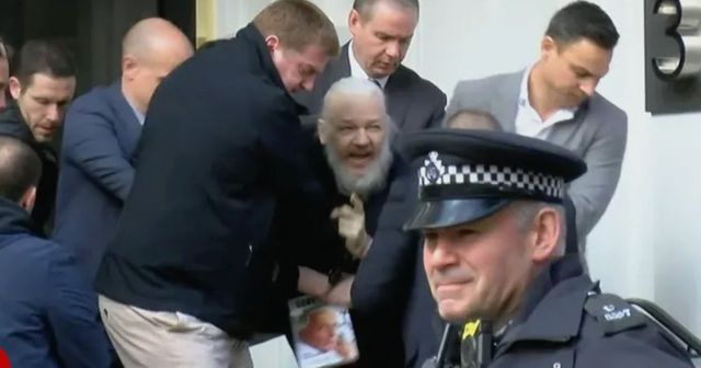 Assange, invecchiato e con barba lunga: il momento dell'arresto