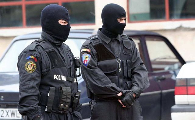 Percheziții în Constanța și Călărași. 7 persoane au fost reținute pentru contrabandă și delapidare