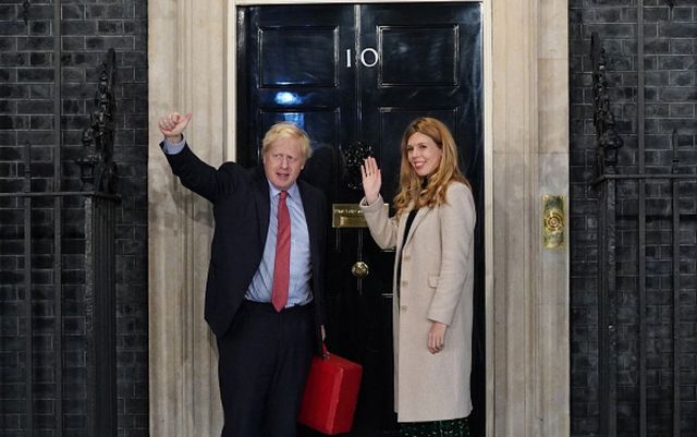Premierul Boris Johnson și iubita sa au anunțat că așteaptă un copil și că se vor căsători