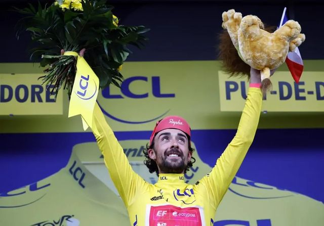 Pogacar le cede el amarillo a Healy