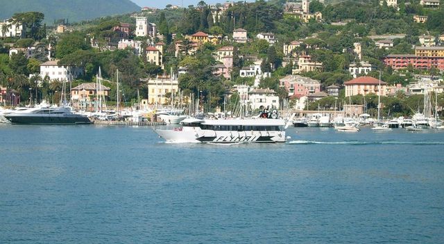Turista di 50 anni cade dalla finestra di un hotel di lusso a Rapallo e muore, era in vacanza con il marito