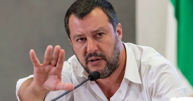 Pd, a Bibbiano Salvini fa una passerella