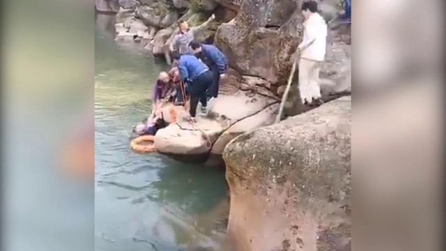 Diplomatico britannico salva una studentessa che stava per annegare in un fiume in Cina