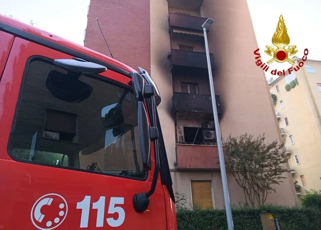 Incendio in condominio, tre morti nel Milanese