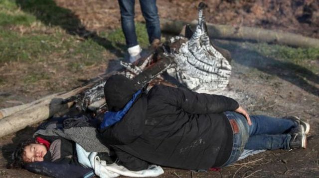 Refugiații împinși de Erdogan la granița cu Grecia, primiți cu gloanțe și gaze lacrimogene