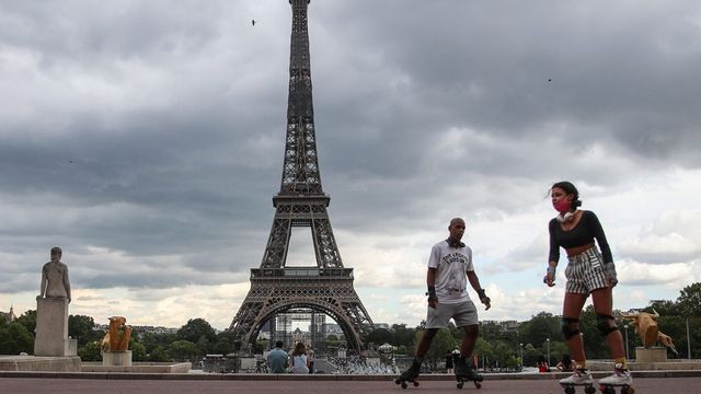 Bombariadó miatt ki kellett üríteni az Eiffel-tornyot