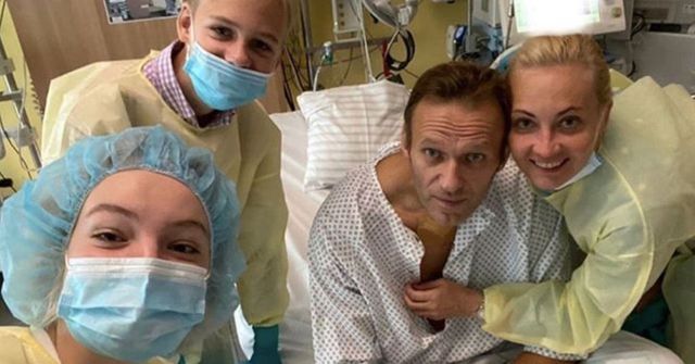 Navalnyj po otravě zveřejnil své foto z nemocnice