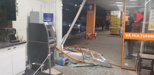Patru persoane au încercat să fure un bancomat, în Arad