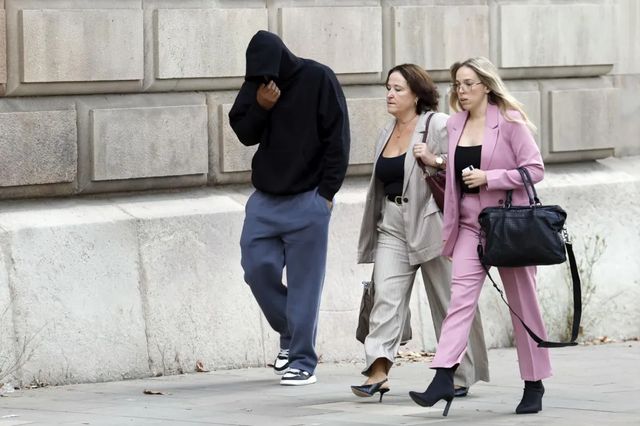 Los seis acusados de la 'manada' de Rubí logran rebajar su pena tras admitir la violación en grupo de una chica