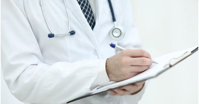 Patru medici de familie, reținuți după ce au decontat servicii de gardă în valoare de aproape un milion de lei, deși nu le-au efectuat
